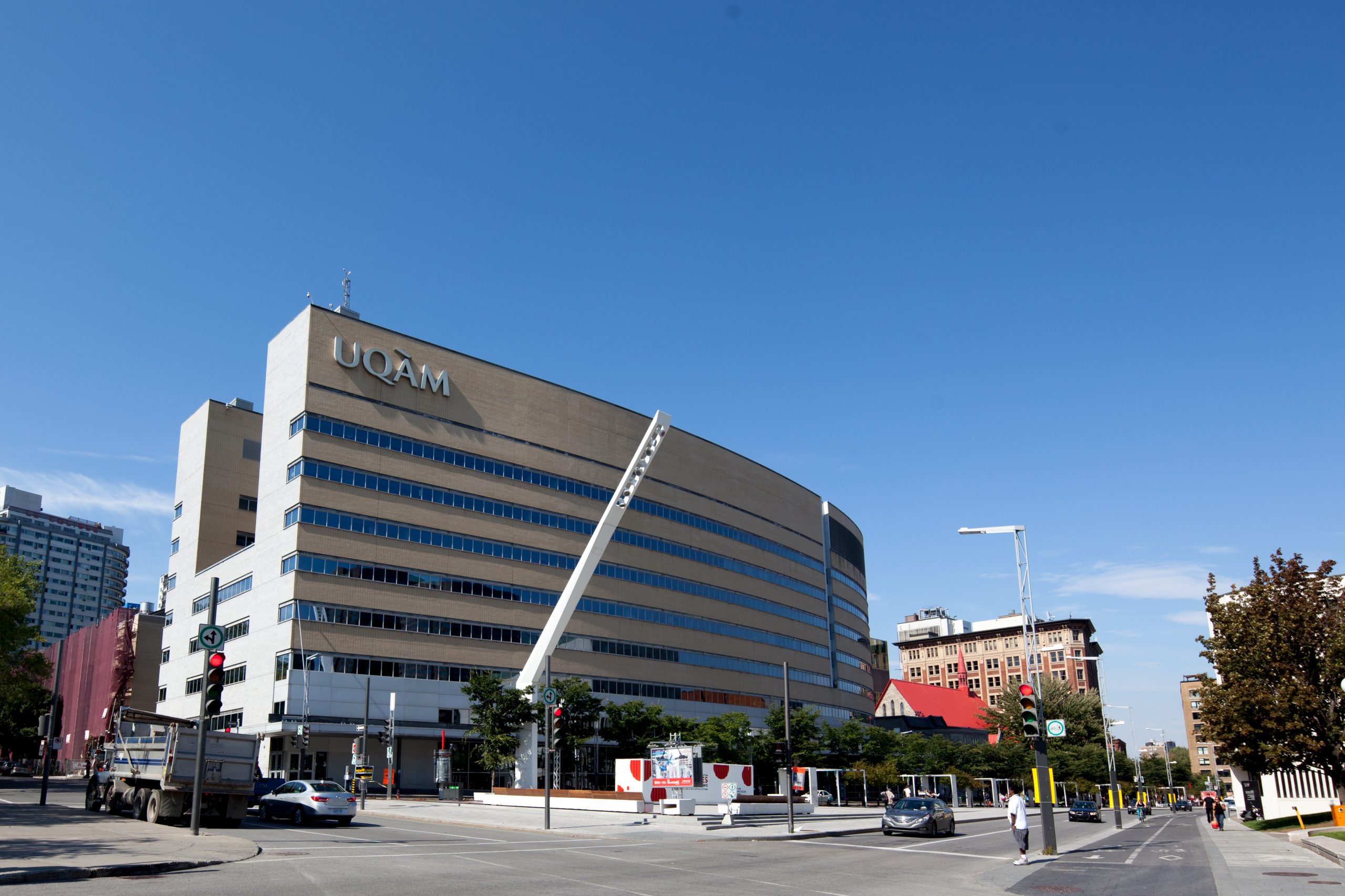 Photo du pavillon Kennedy avec un beau ciel bleu.